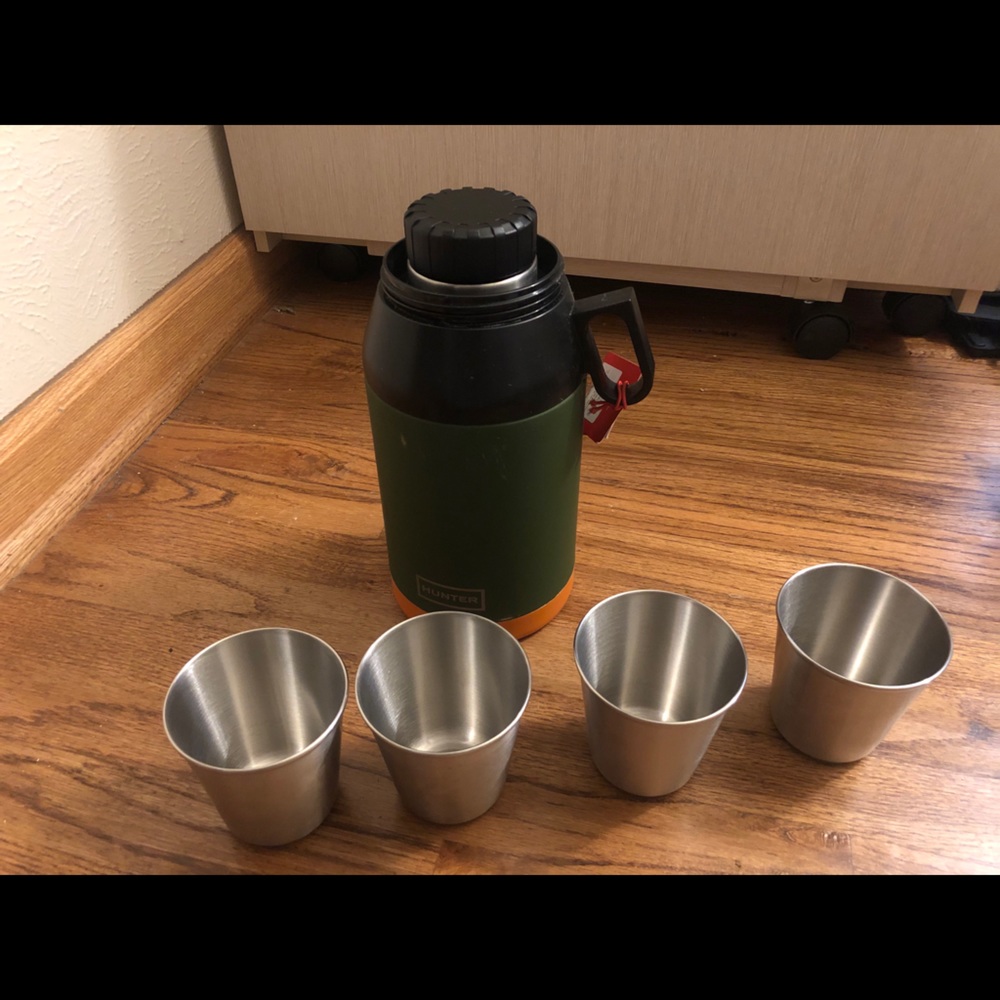 New hunter water bottle with 4 cups